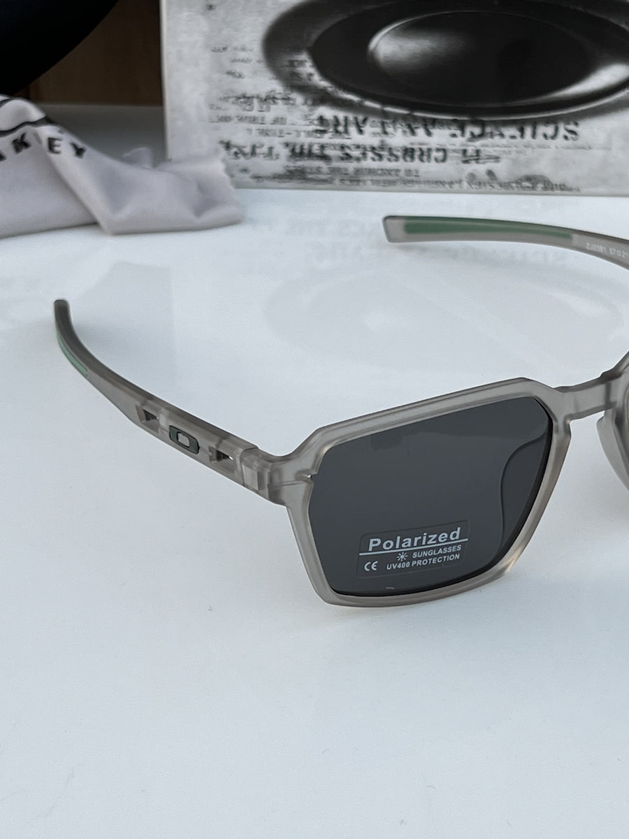 Oakley_3381_grey_black