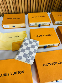 171 LV LOIUS VUTTON WHITE PREMIUM QUALITY CARD HOLDER