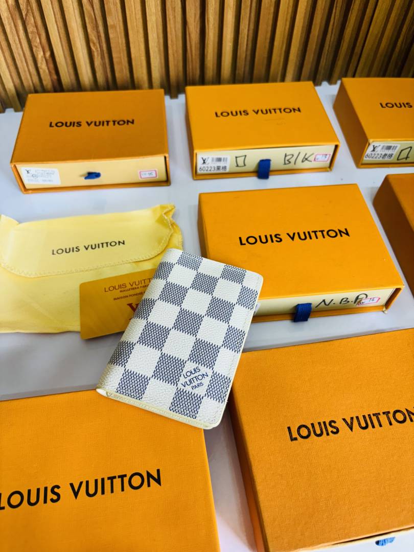 171 LV LOIUS VUTTON WHITE PREMIUM QUALITY CARD HOLDER