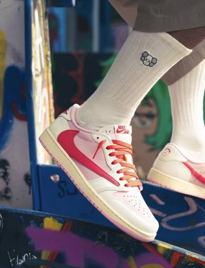 Nike AIR JORDAN 1 TRAVIS SCOTT TROPICAL PINK
