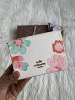 Coach_122_White_ChainOnWallet_With_OriginalBox_DustCover_BrandCard