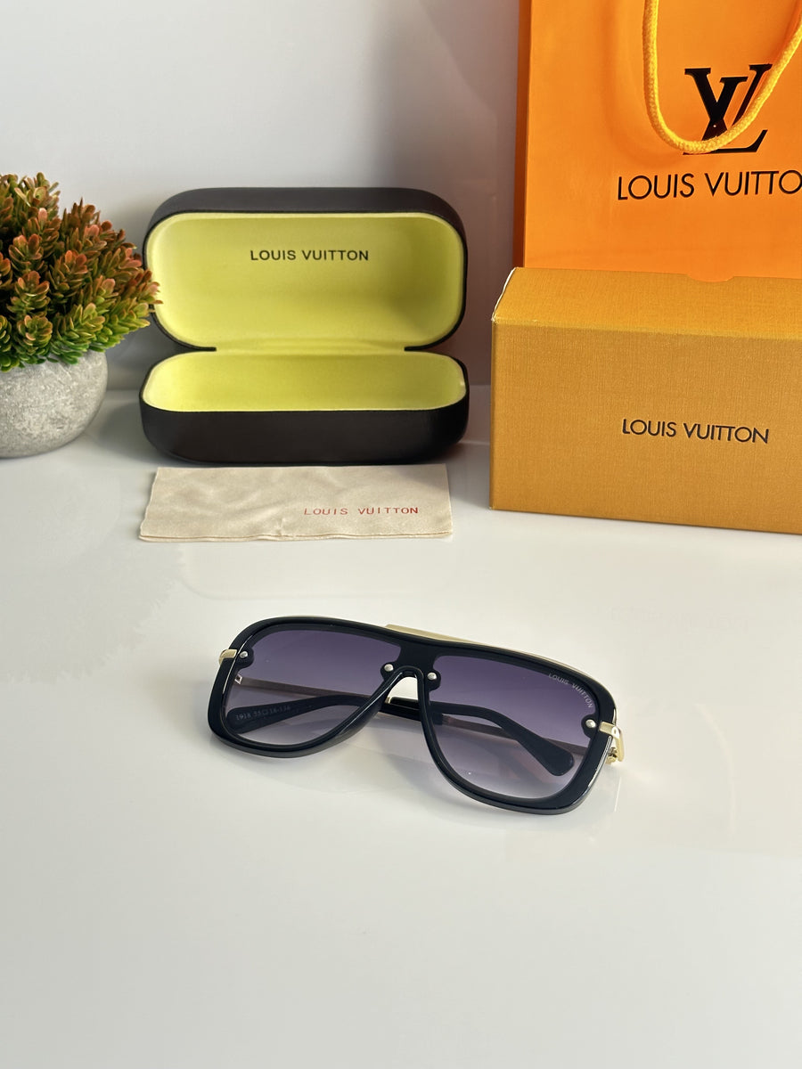 Louis Vuitton_1918_gold_black_dc