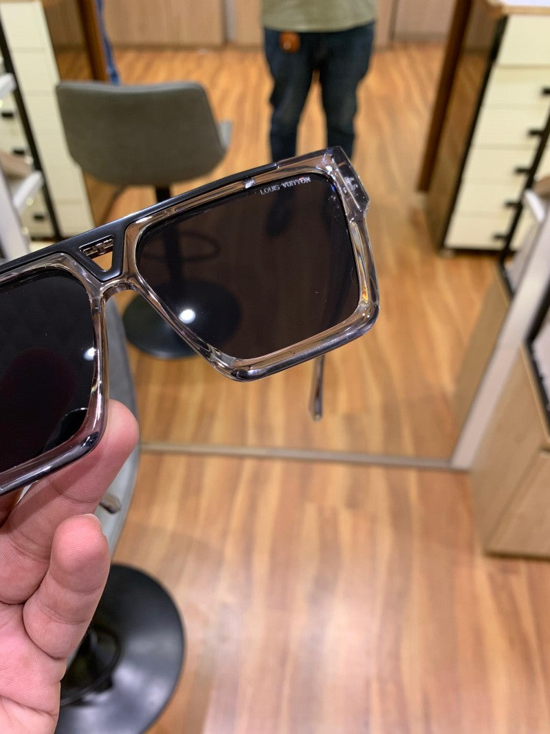 Louis Vuitton_square evidence 1502 grey black