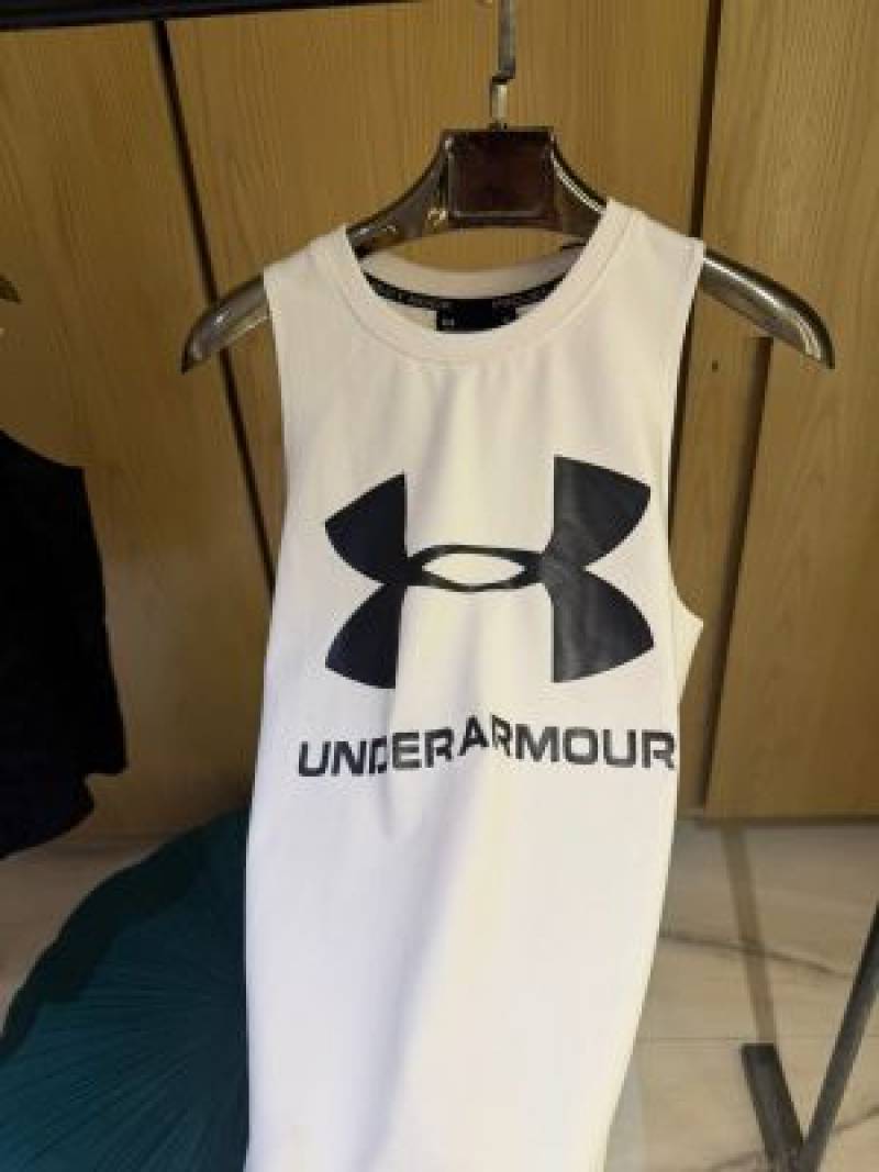Under ARMOR IMPORTED STORE ARTICLE SLEEVELESS TANKS