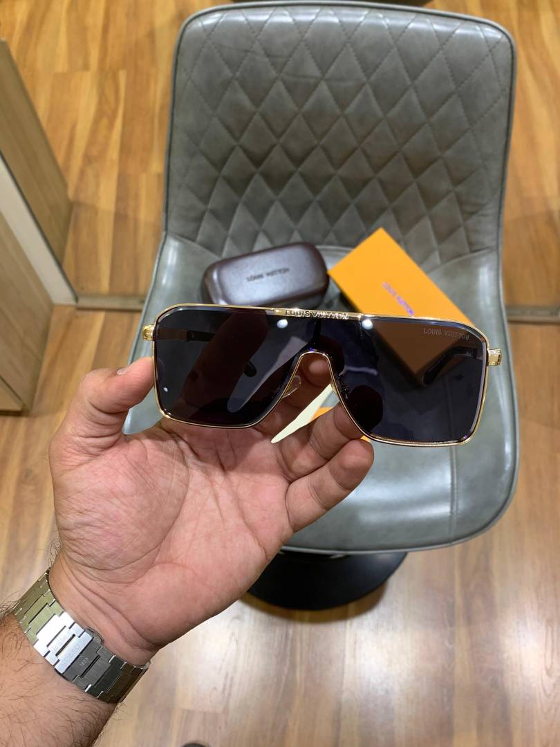 Louis Vuitton_2254_gold_black