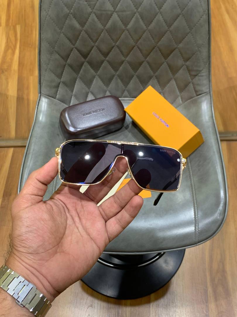 Louis Vuitton_2254_gold_black