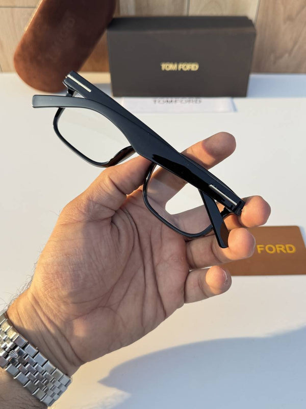 Tom forr_826_black_plano