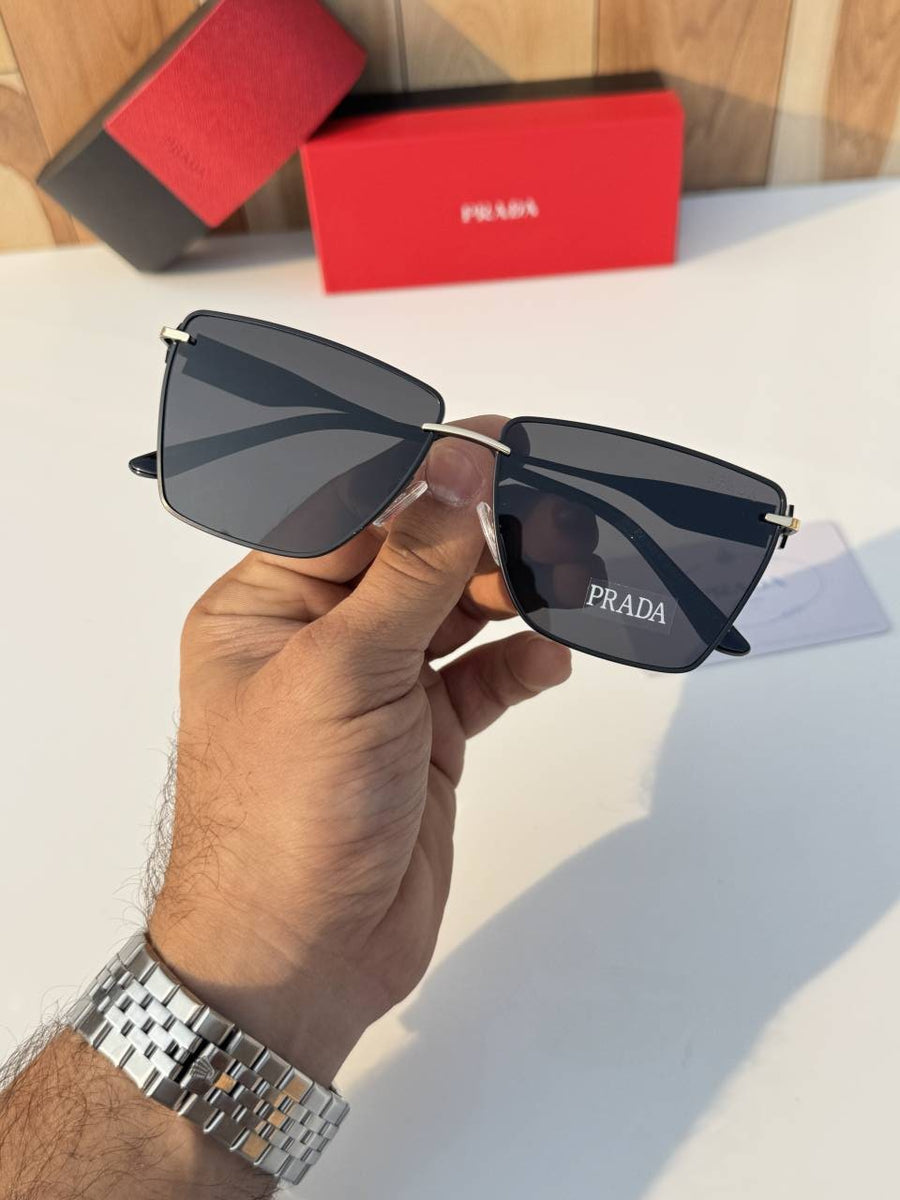 Prada_2018_gold_black