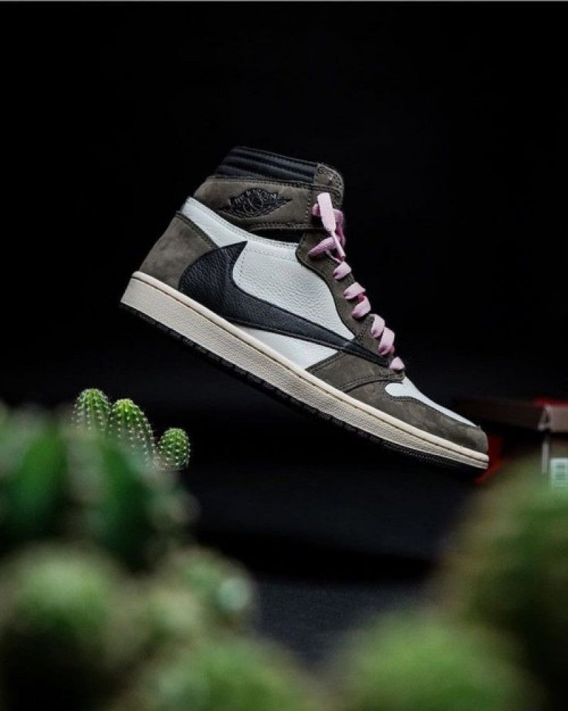 Nike TRAVIS SCOTT X AIR JORDAN 1 RETRO HIGH OG MOCHA SURPLUS SEMI UA