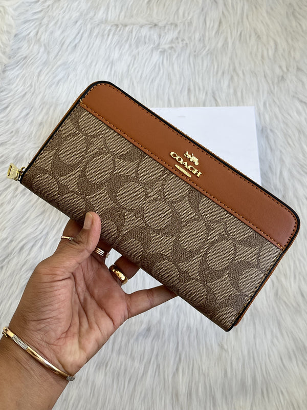 Coach_91_LonGahpricot_Zippy_Wallet_With_OriginalBox
