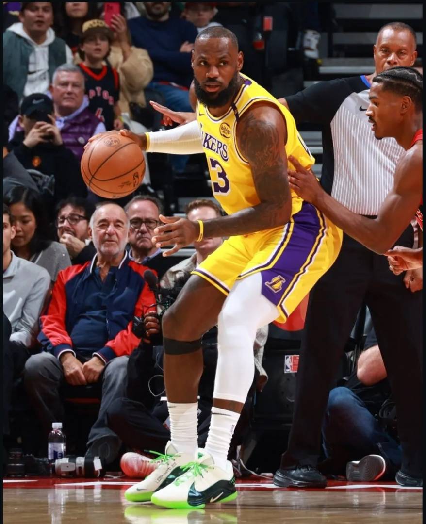 Nike LEBRON 22 JAMES GAME 2025