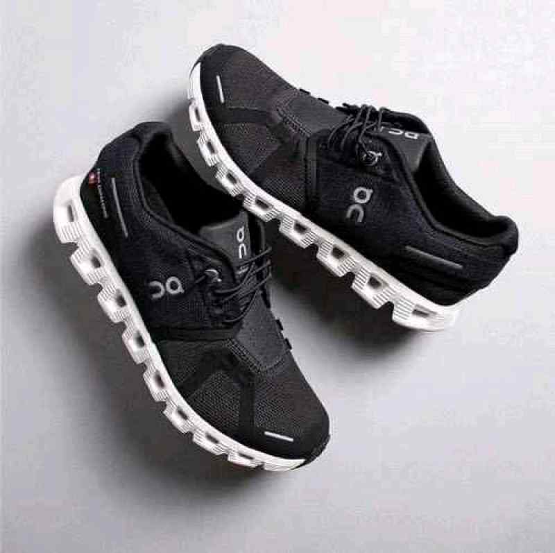 On Running Cloud 5 Black White 2547