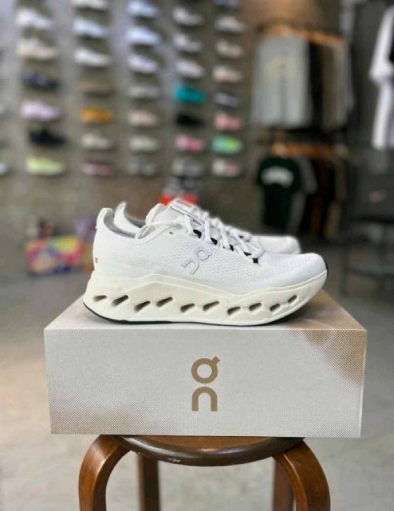 ON RUNNING CLOUD SURFER MAX WHITE