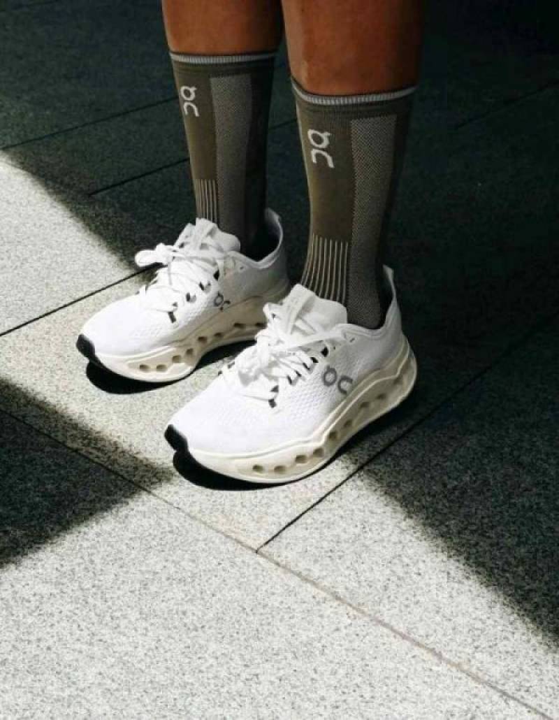 ON RUNNING CLOUD SURFER MAX WHITE