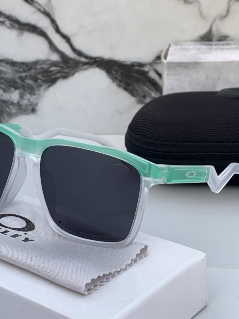 Oakley_83116_green