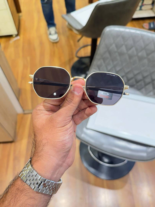 Oakley 24013 gold black