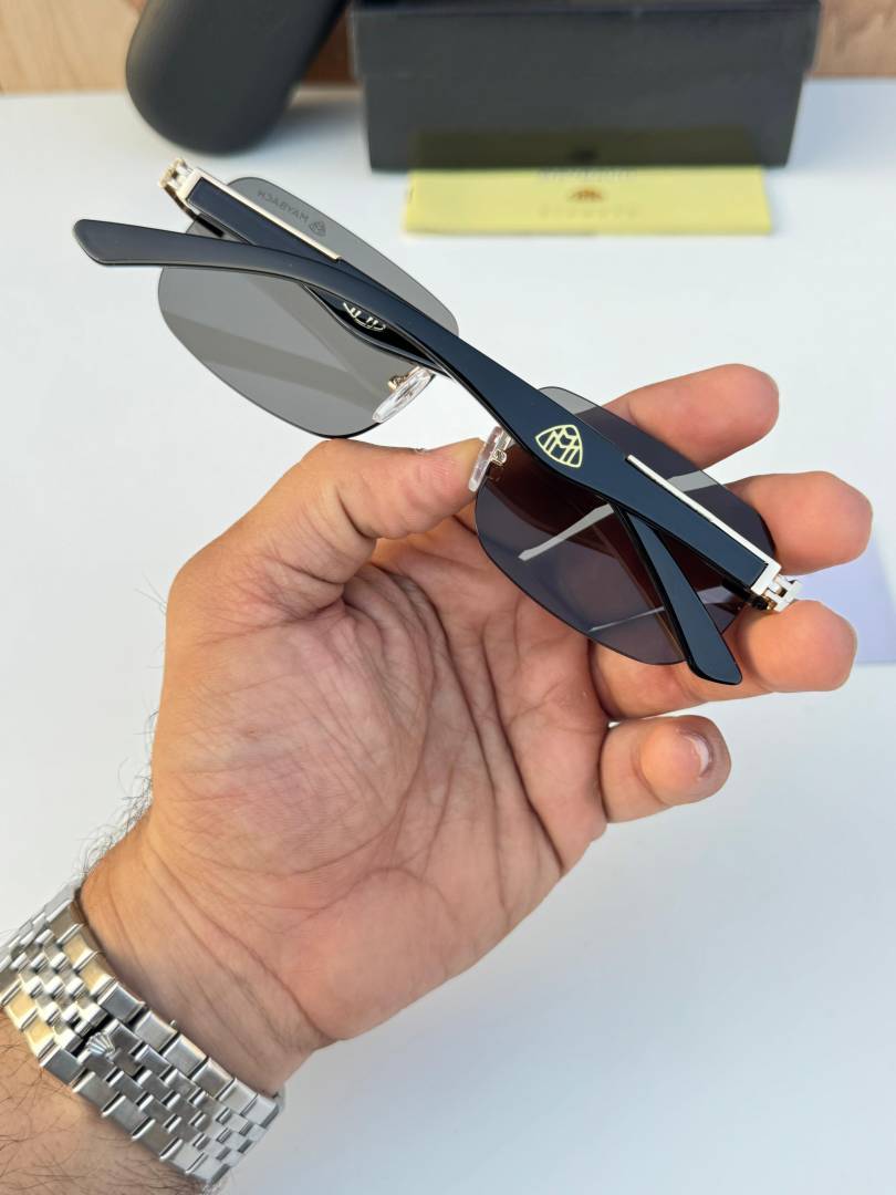 Maybach_1030_gold_black