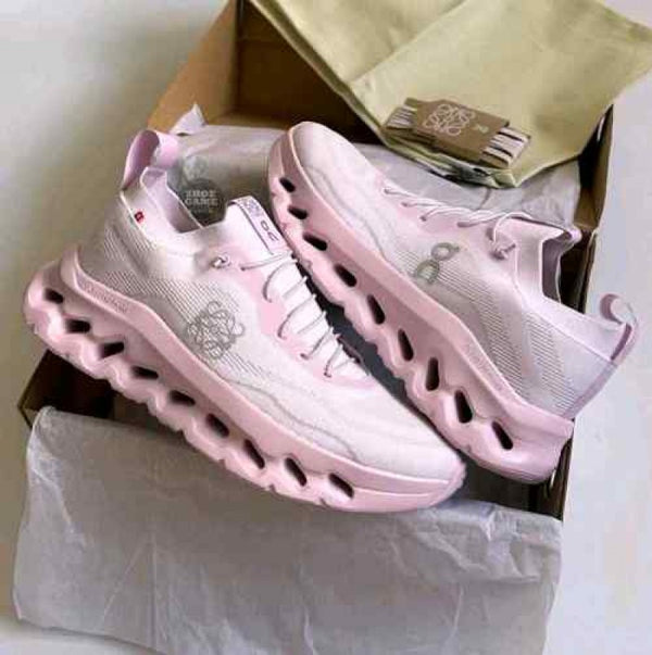 On Cloudtilt running Loewe Pale Pink