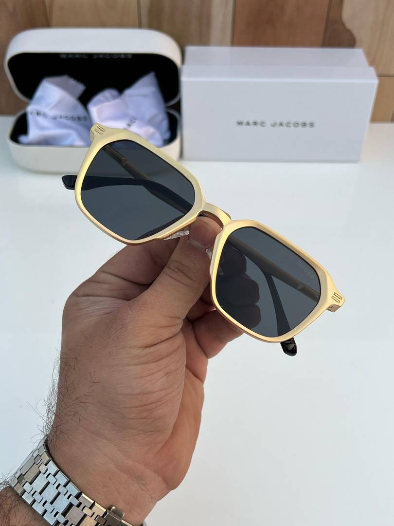 Marc_jacobs_502_gold_black