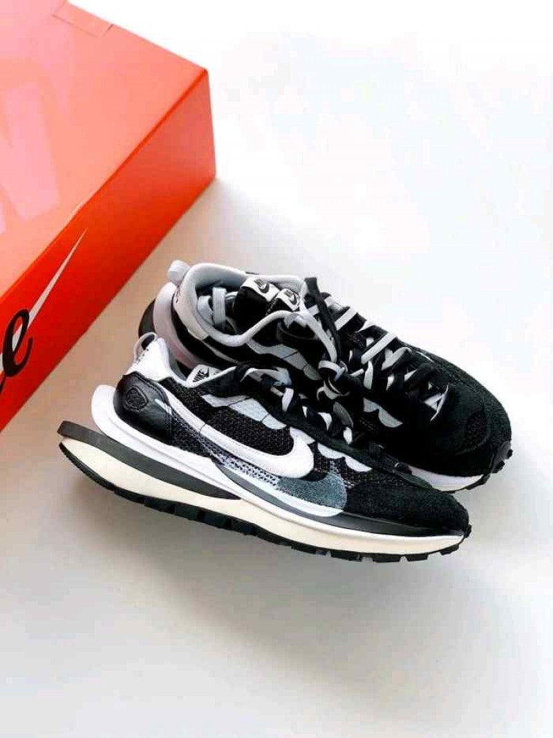 Nike Vaporwaffle Black White X Sacai