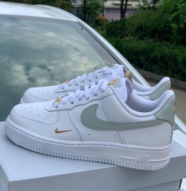 Nike_Airforce_1_Low_Mini_Swoosh_White_Grey_Gold