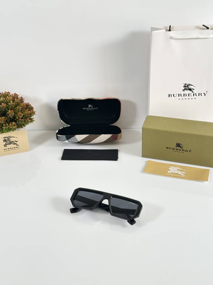 Burberry_4366_Black_White