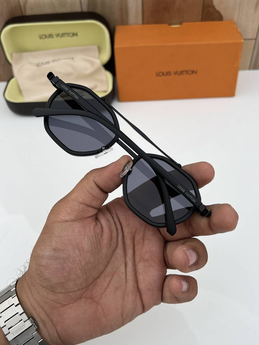 Louis Vuitton_98336_black