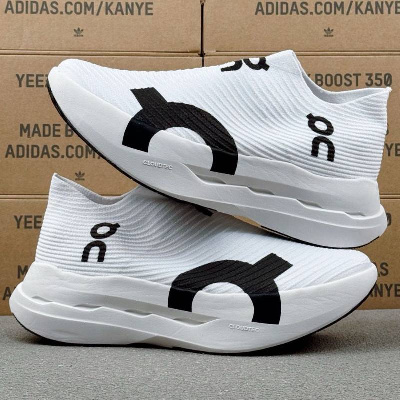 On Cloud boom Strike LS white
