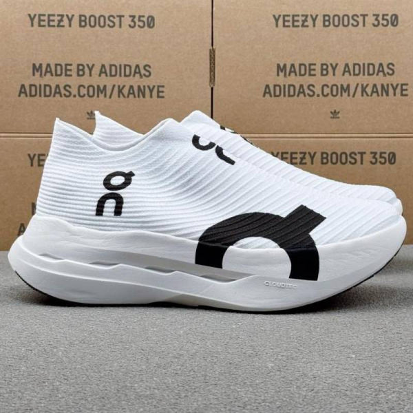 On Cloud boom Strike LS white