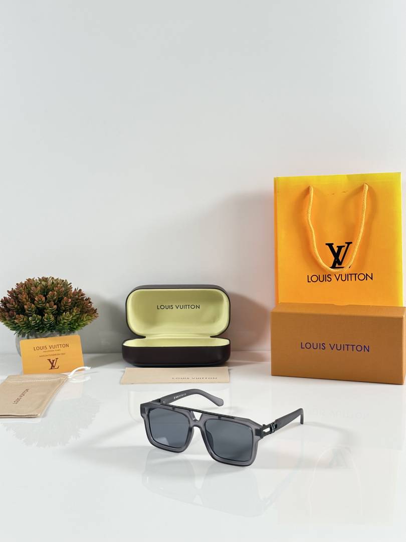 Louis Vuitton_121_Grey