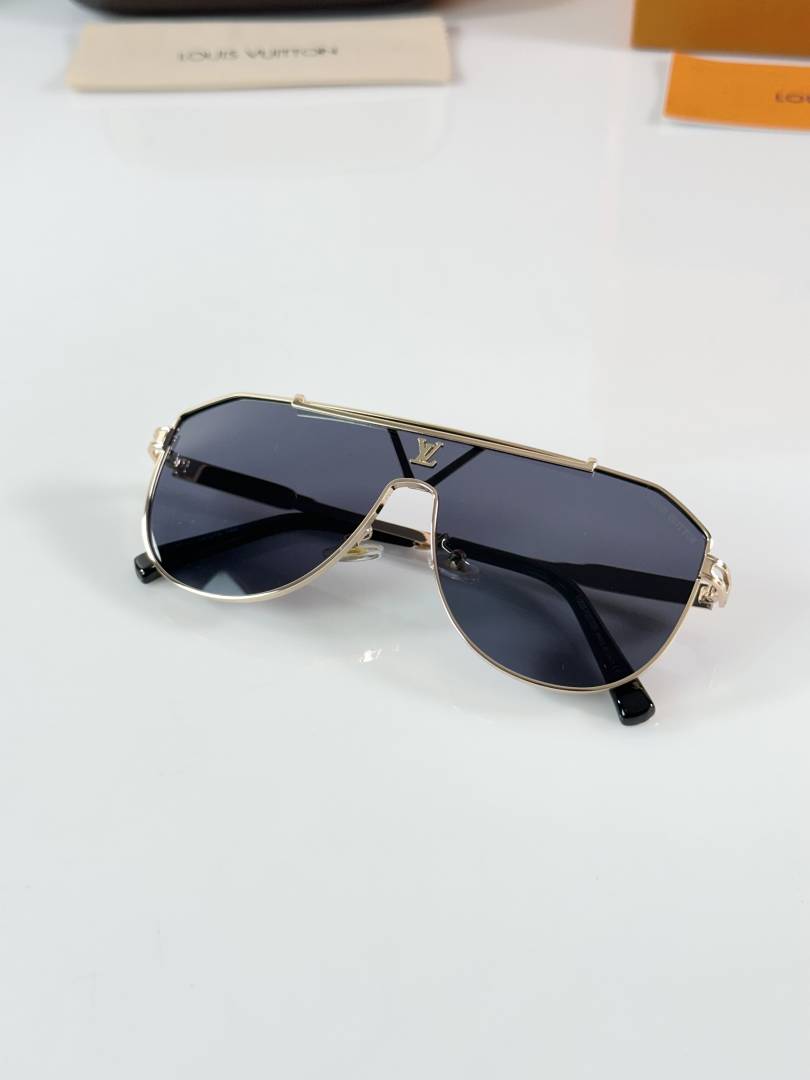 Louis Vuitton 2295 Gold Black