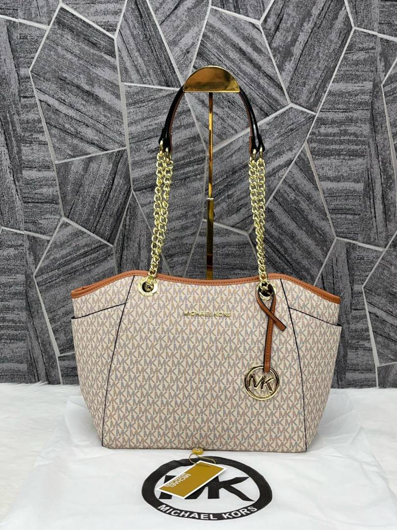 Michael Kors_Chain_Tote_With_DustCover