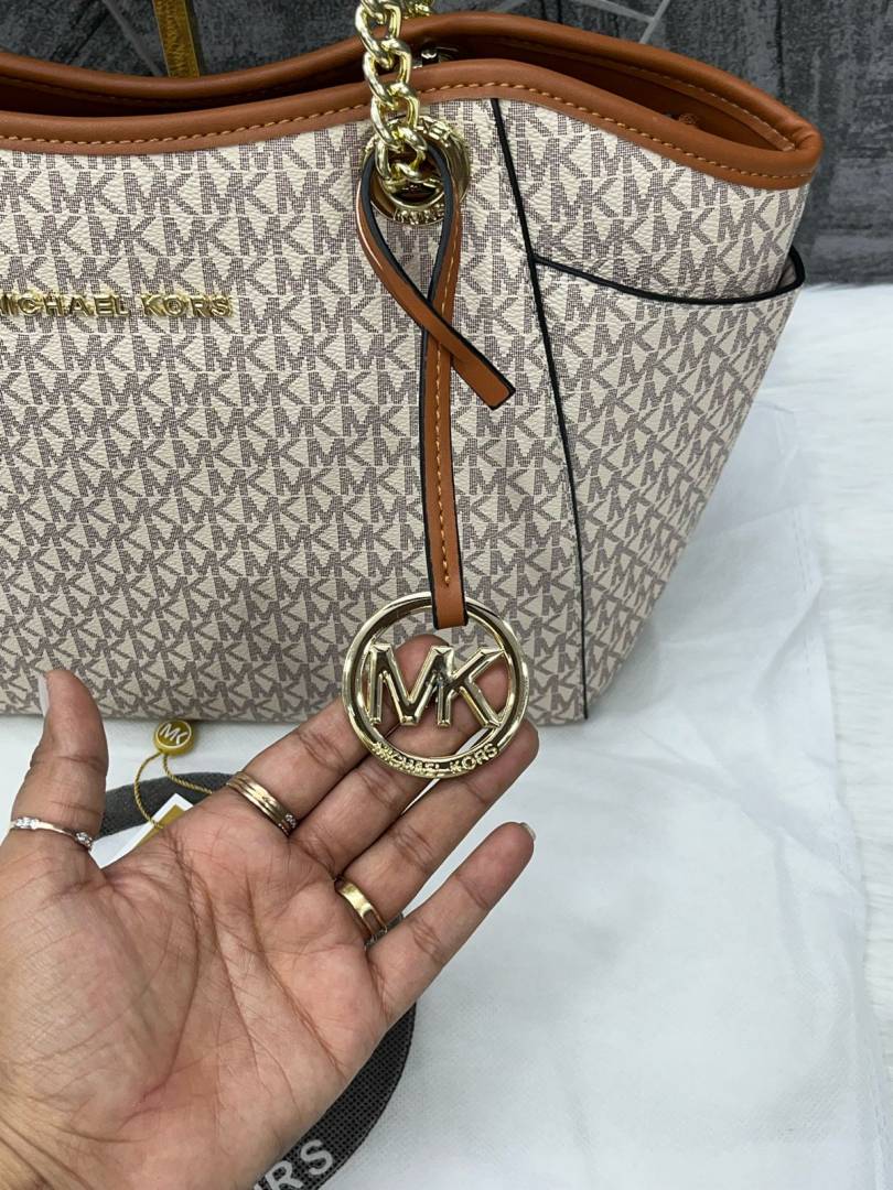 Michael Kors_Chain_Tote_With_DustCover