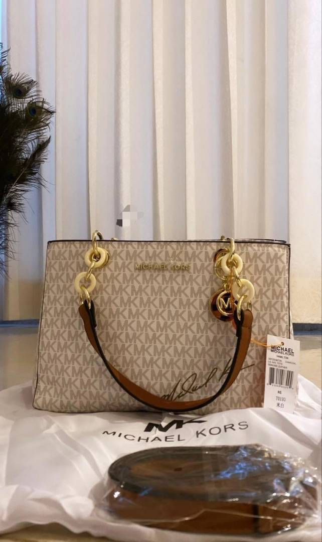 Michael Kors_Cynthia_With_DustCover