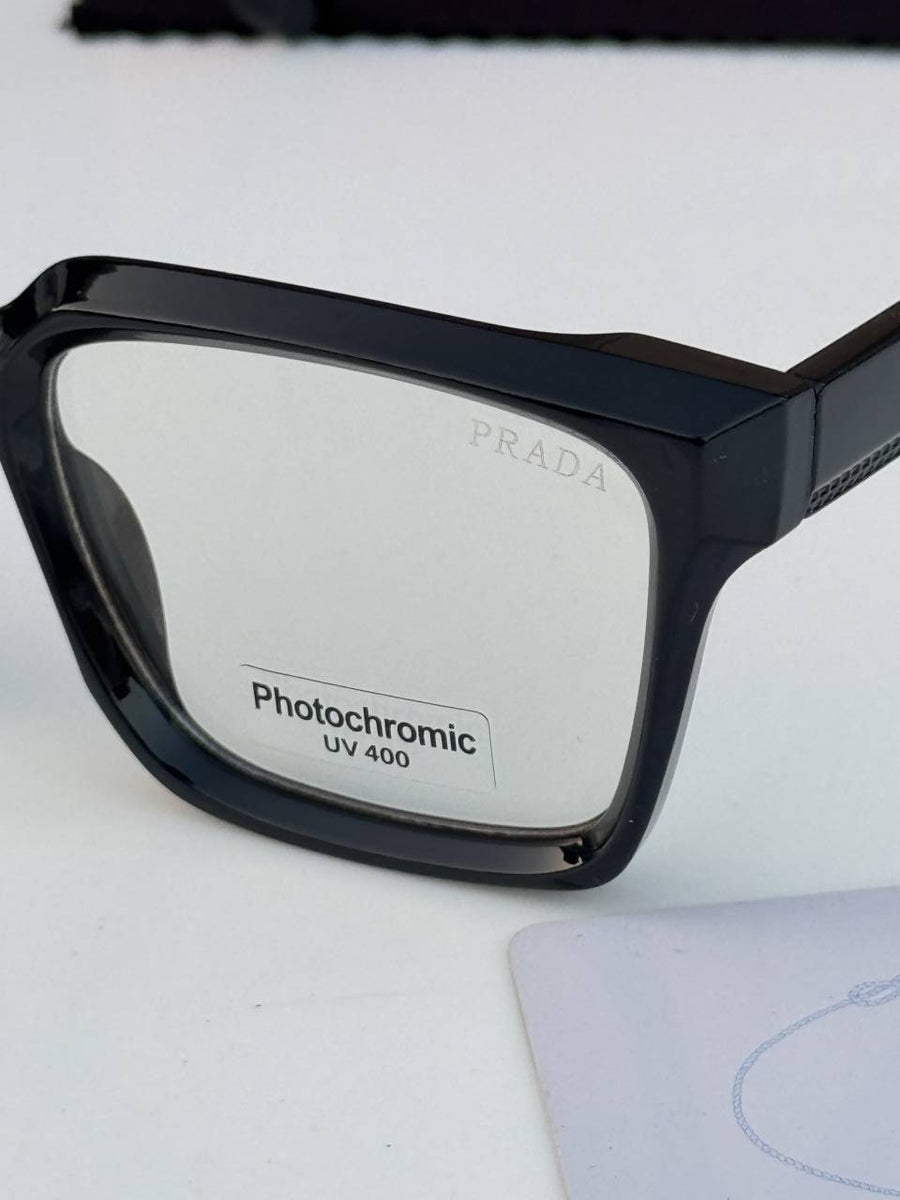 Prada_16_black_plano