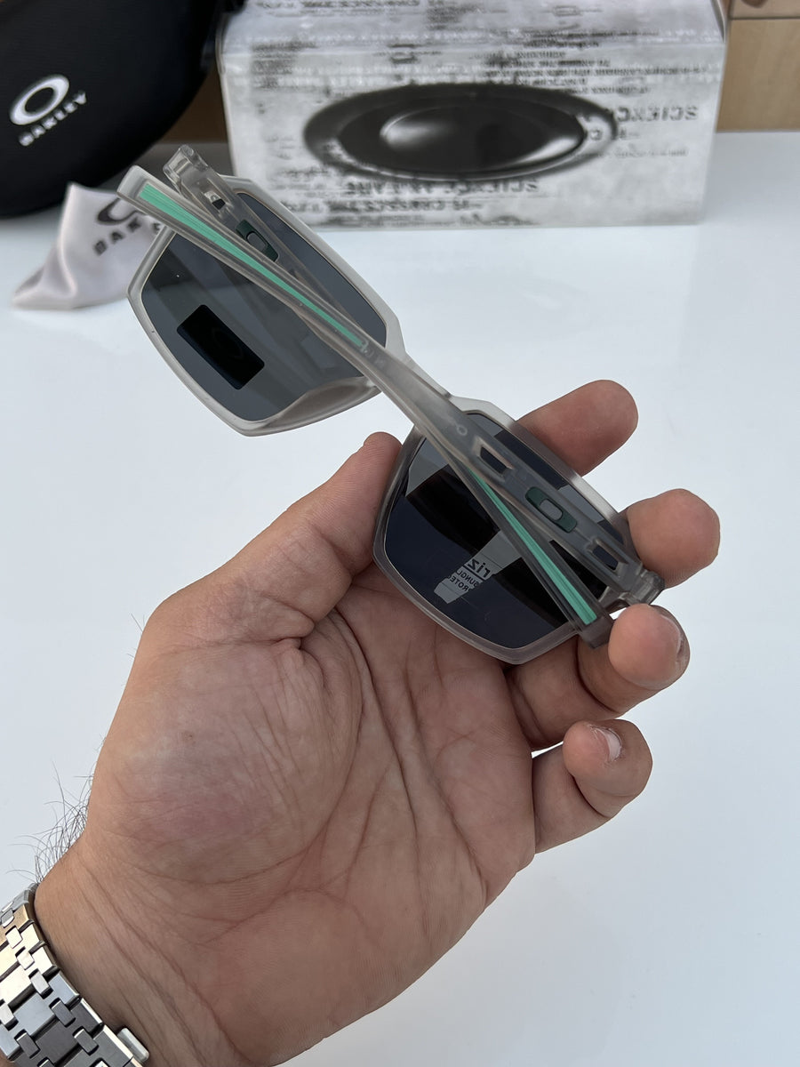 Oakley_3381_grey_black