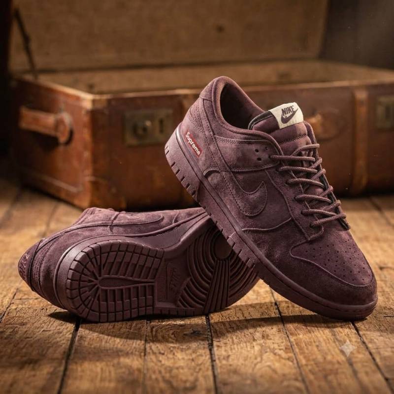 Sb dunk low pro X supreme Burgundy 699
