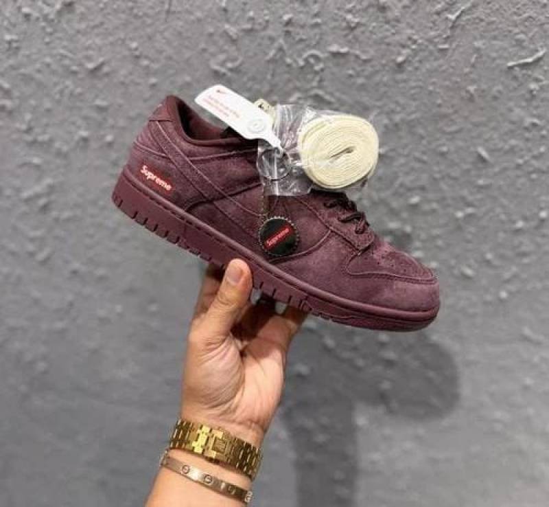 Sb dunk low pro X supreme Burgundy 699