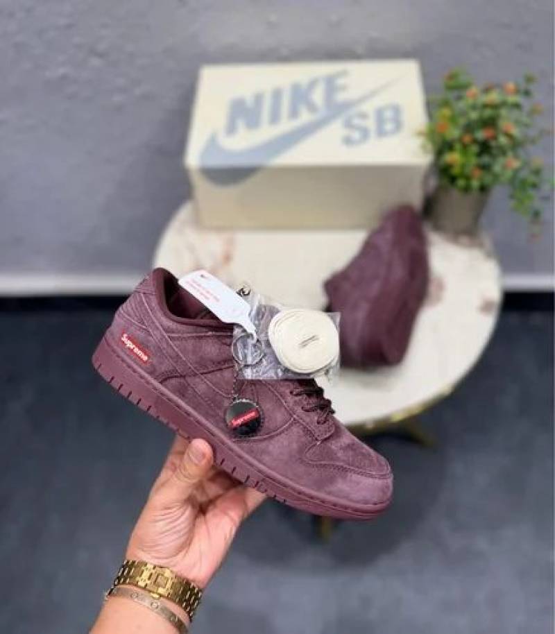 Sb dunk low pro X supreme Burgundy 699