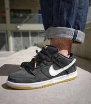 Nike sb dunk low black gum